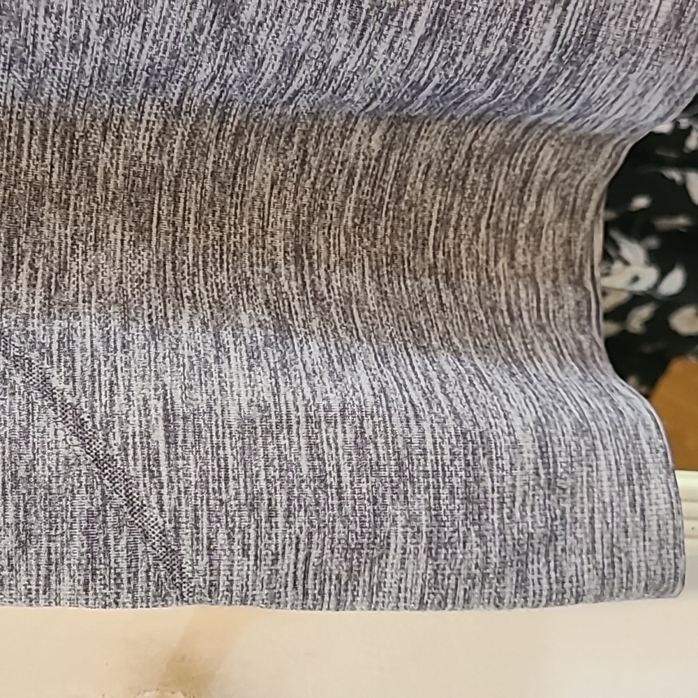Lululemon Atletica Active Top, Color Gray, Size 6 🙂🙂🤩🤩 - Picture 2 of 11